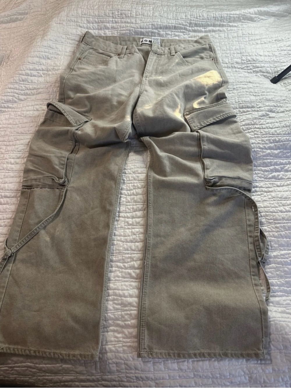 Ona Wide-Leg Cargo Jeans in gray